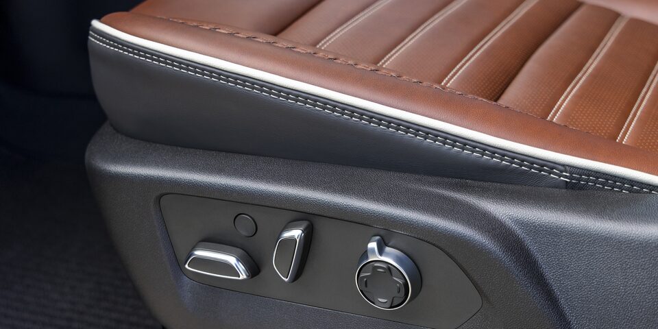 Panneau de commande pour la fonction de massage des sièges avant du GMC Sierra HD 2024.