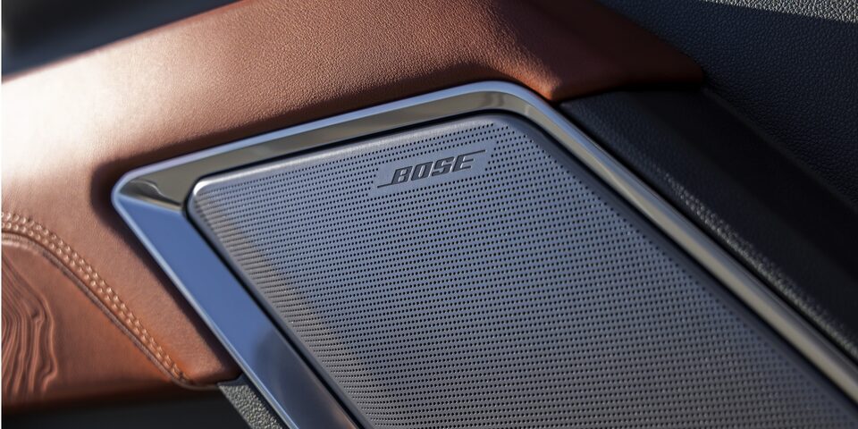 Système sonore ambiophonique série haut de gamme de Bose à circuit de traitement des signaux Centerpoint intégré au Sierra HD Denali Ultimate 2024.