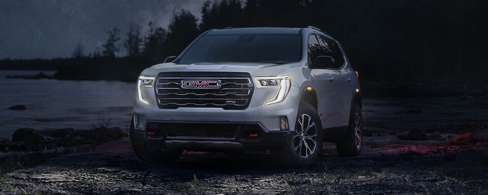 GMC Acadia AT4 2024 stationné au bord d’un lac la nuit.