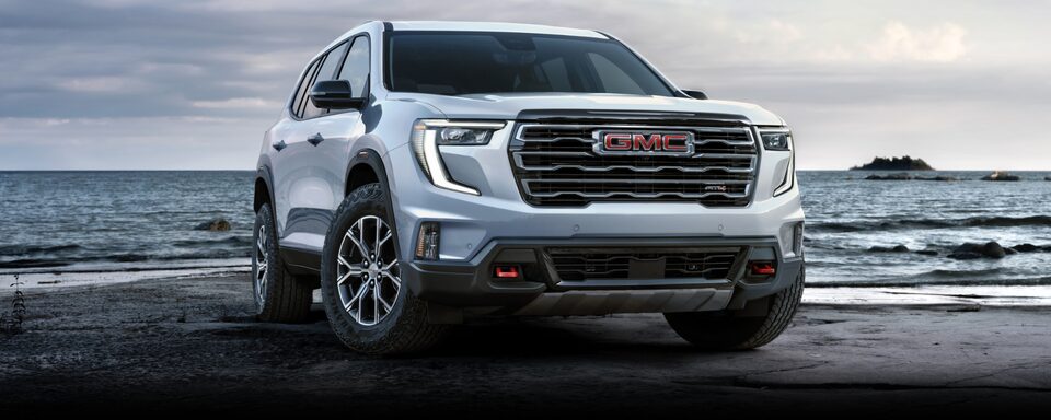 GMC Acadia AT4 2024 stationné au bord de la plage.