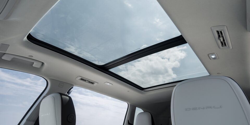 Toit ouvrant panoramique du GMC Acadia Denali 2024.