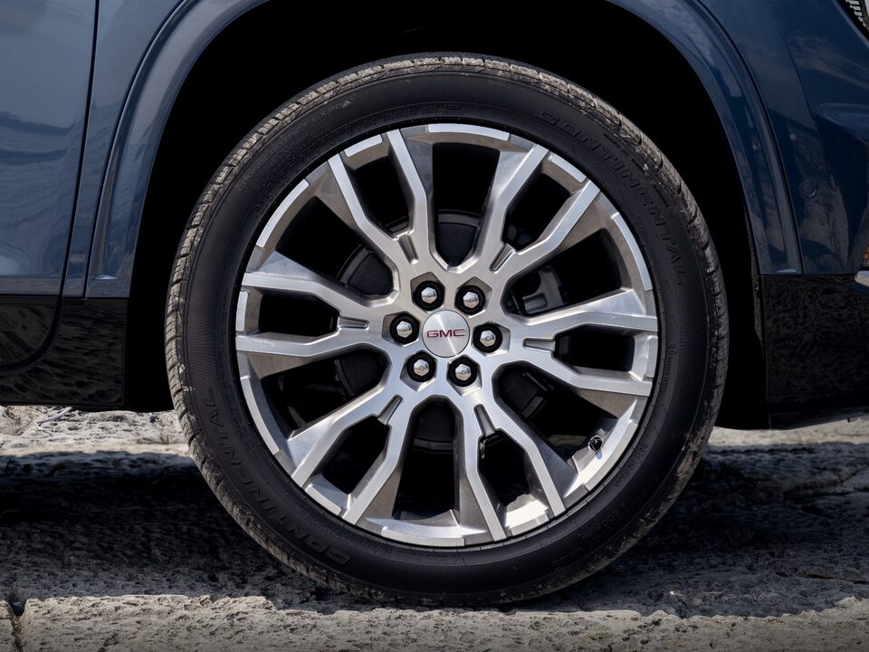 Vue rapprochée d’une grande roue du GMC Acadia Denali 2024.