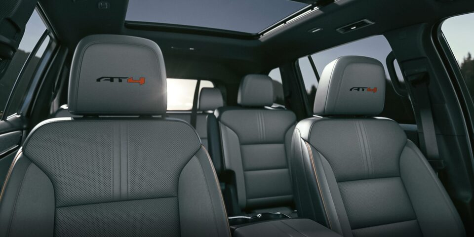 Sièges avant chauffants du GMC Acadia AT4 2024.