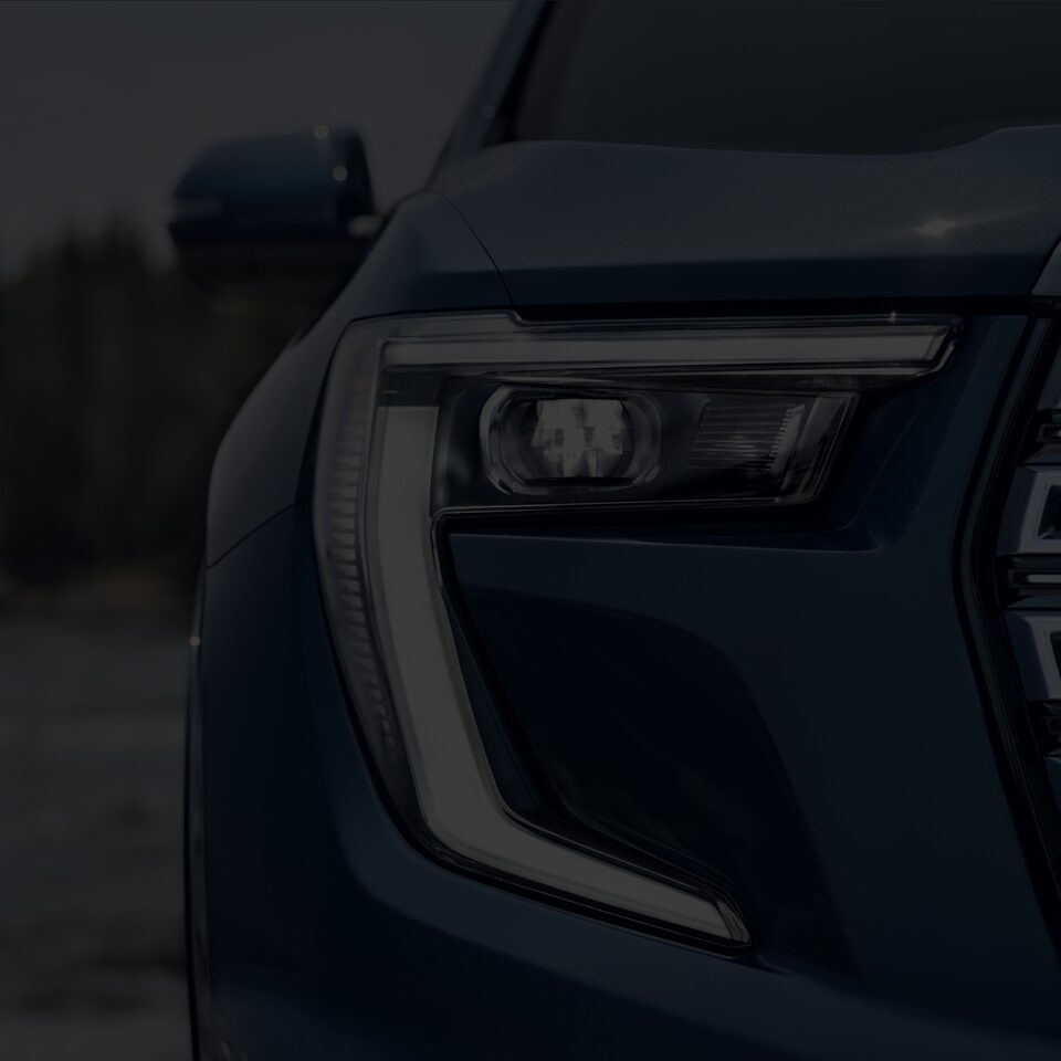 Vue rapprochée des phares du GMC Acadia 2024.