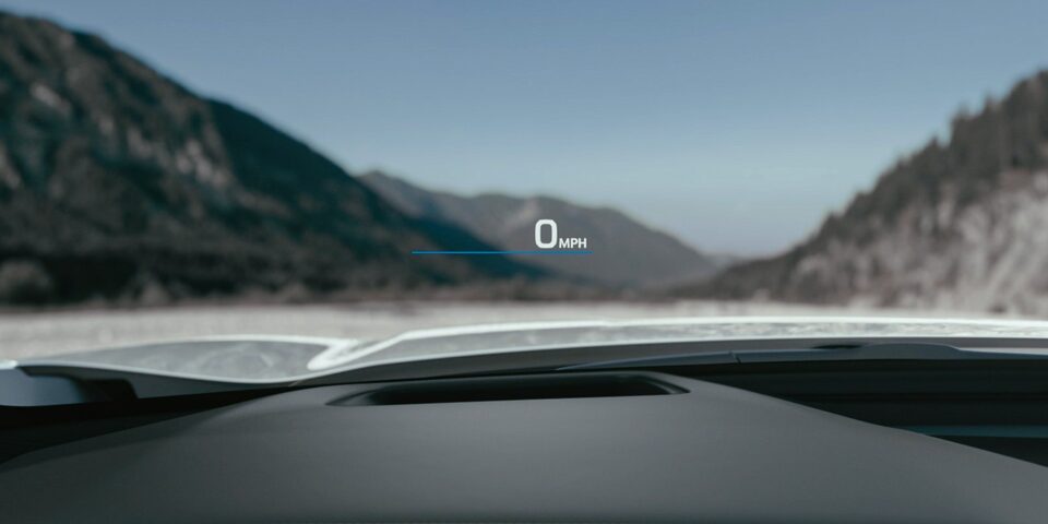 Vue rapprochée du dispositif de visualisation tête haute du GMC Acadia AT4 2024.