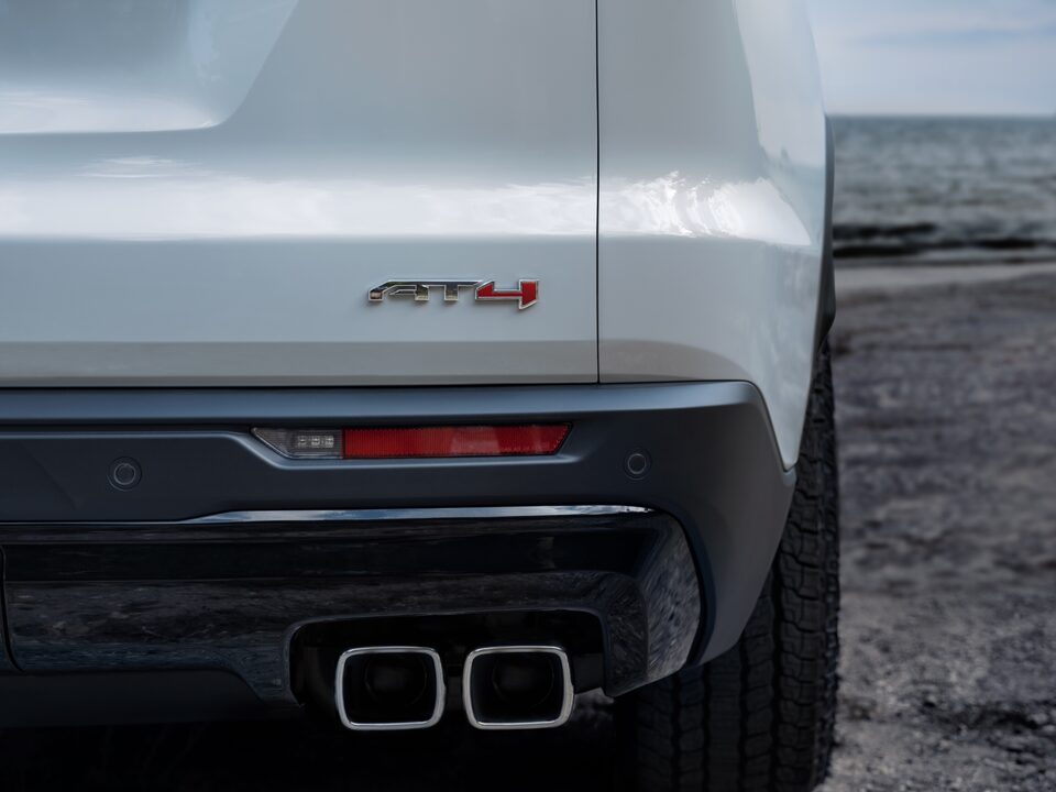 Vue rapprochée du tuyau d’échappement du GMC Acadia AT4 2024.