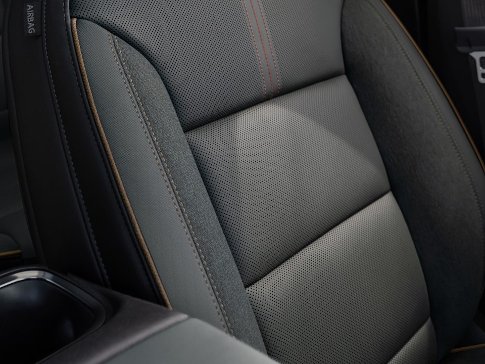 Garnitures foncées dans l’habitacle du GMC Acadia AT4 2024.