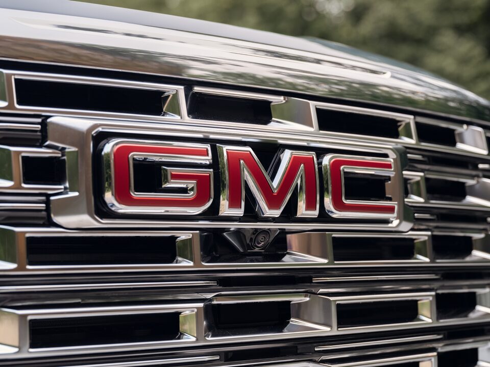 Vue rapprochée de la calandre du GMC Acadia Denali 2024.