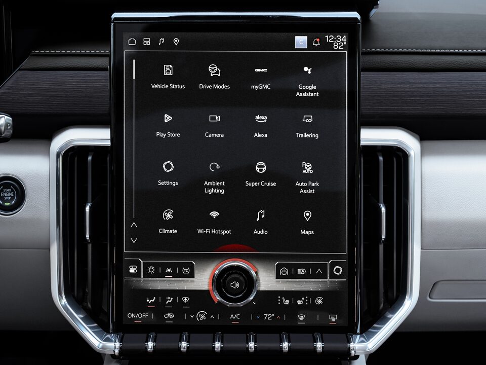 Vue rapprochée de l’écran du centralisateur informatique de bord du GMC Acadia Denali 2024.