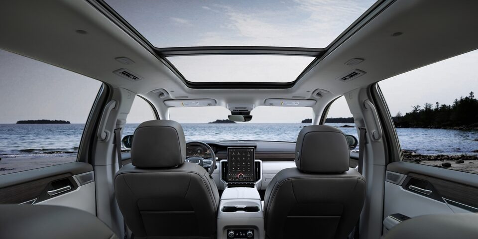 L’habitacle d’un GMC Acadia 2024 stationné au bord de la plage vu par le conducteur.