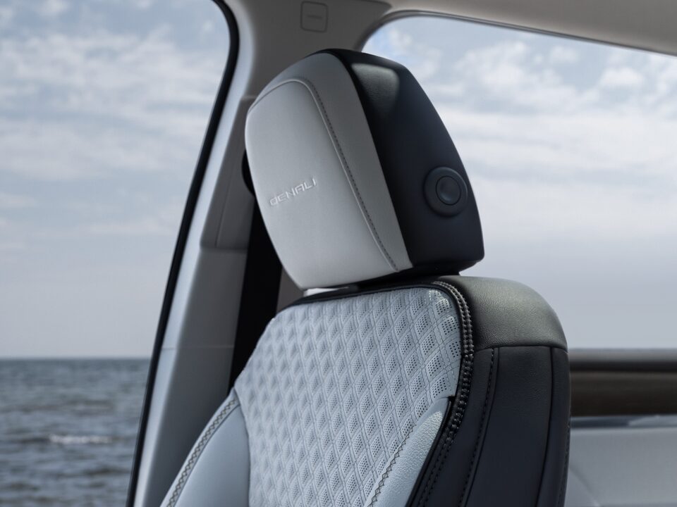 Siège chauffant et ventilé du GMC Acadia Denali 2024.