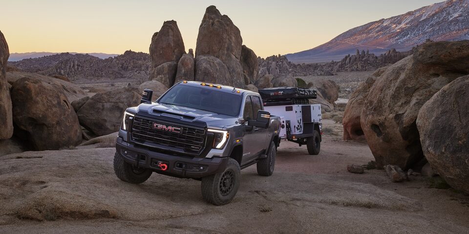 Le GMC Sierra HD AT4X 2024 édition AEV et sa capacité de remorquage hors route.