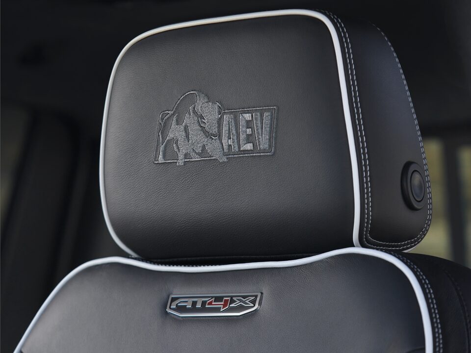 Appuie-tête avant avec emblème AEV brodé du GMC Sierra HD AT4X 2024 édition AEV.