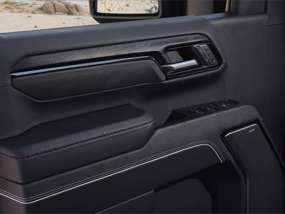 Vue rapprochée de l’intérieur de la porte du GMC Sierra HD AT4X 2024.
