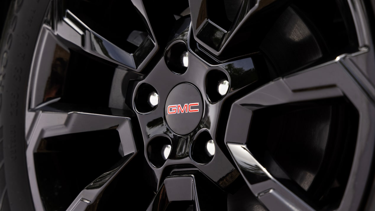 Close up view of the aluminum wheels on the 2025 GMC Terrain.