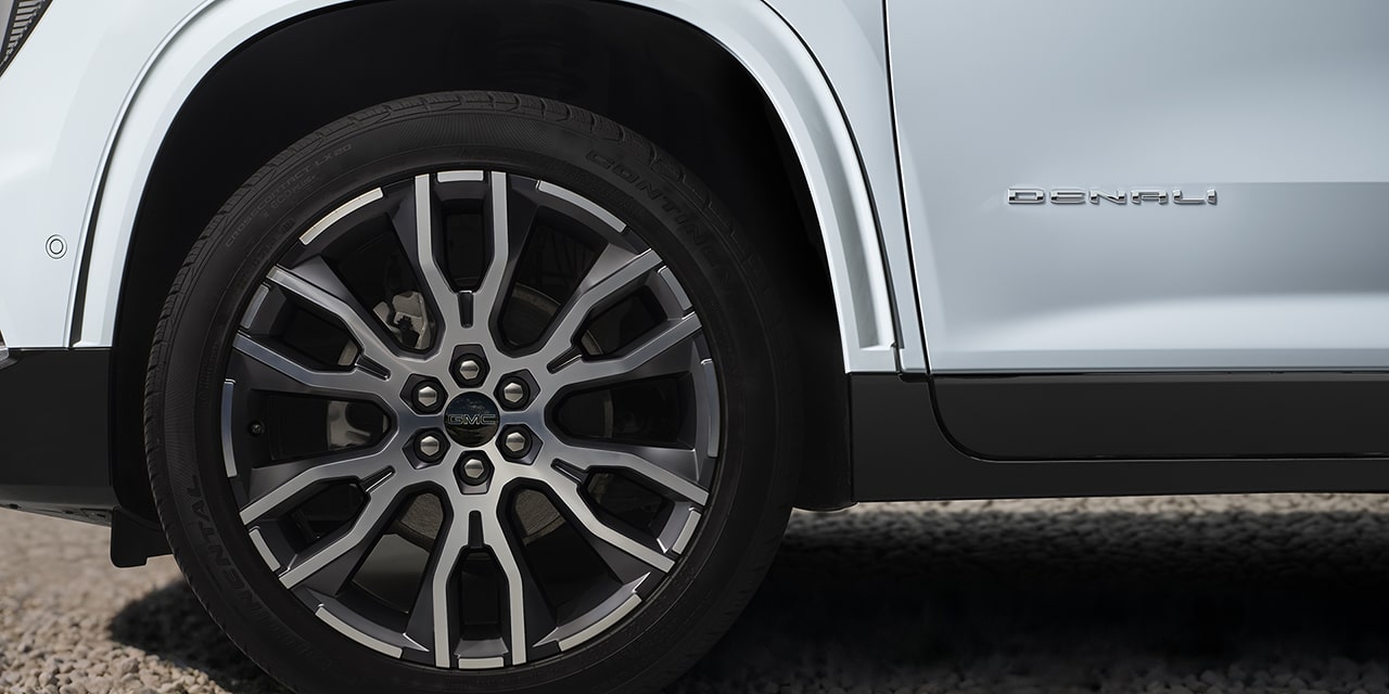 Vue rapprochée des roues en aluminium du GMC Acadia Denali Ultimate 2026.
