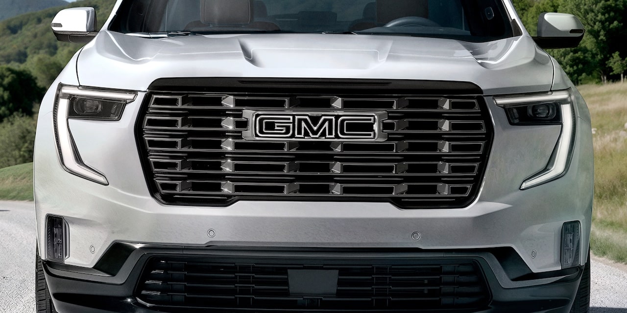Vue rapprochée de la calandre en chrome Vader du GMC Acadia Denali Ultimate 2026.