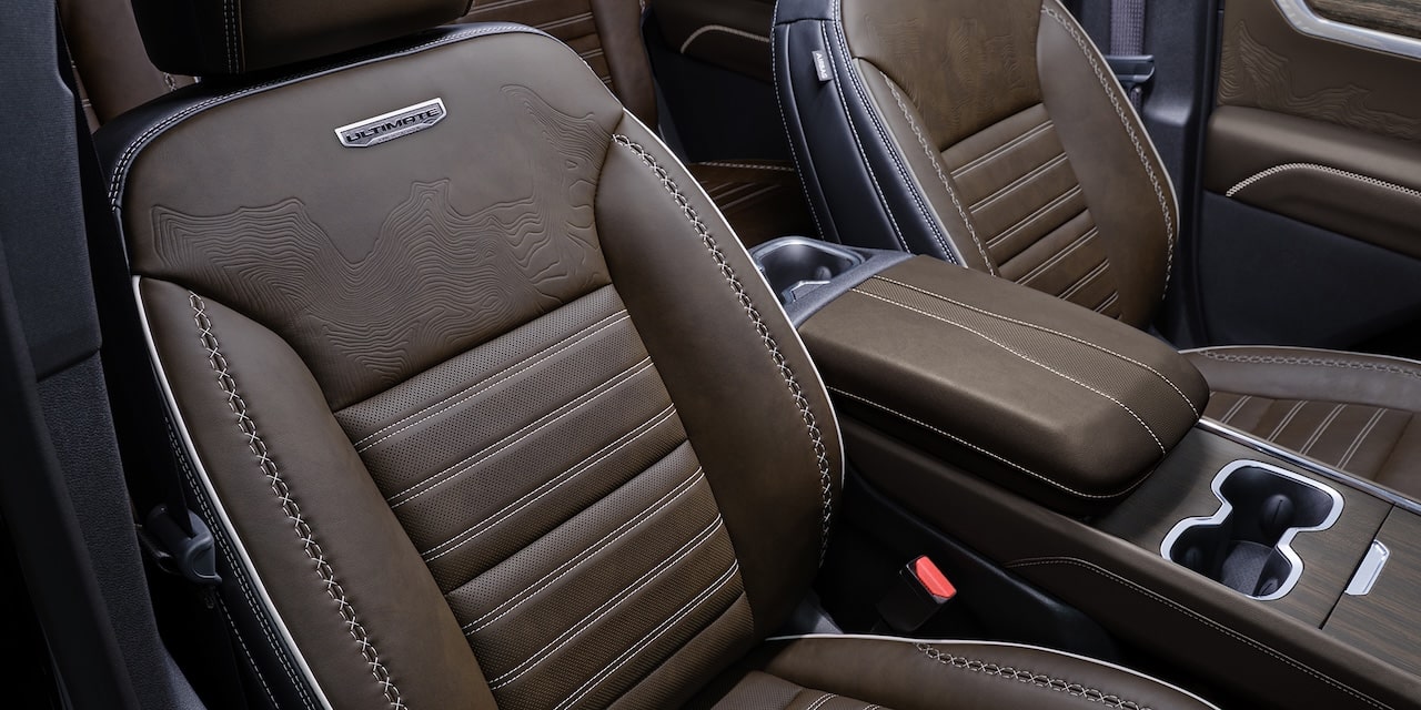 Vue rapprochée des sièges avant en cuir du GMC Acadia Denali Ultimate 2026.