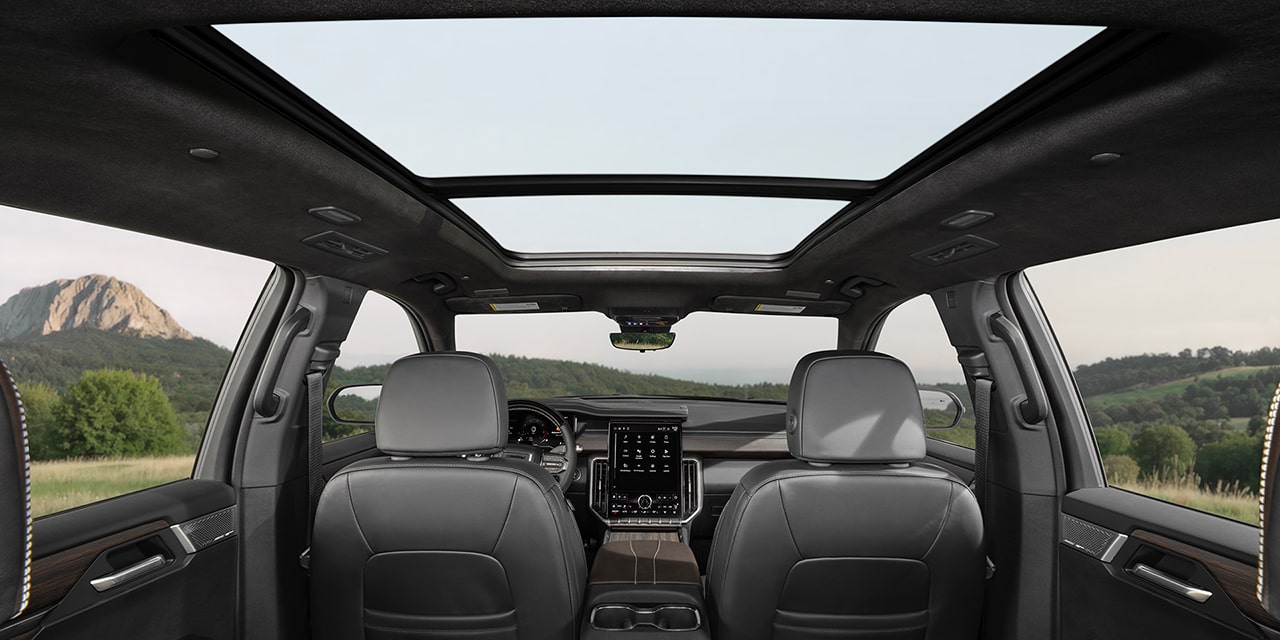 Vue de l’habitacle du toit ouvrant panoramique du GMC Acadia Denali Ultimate 2026.