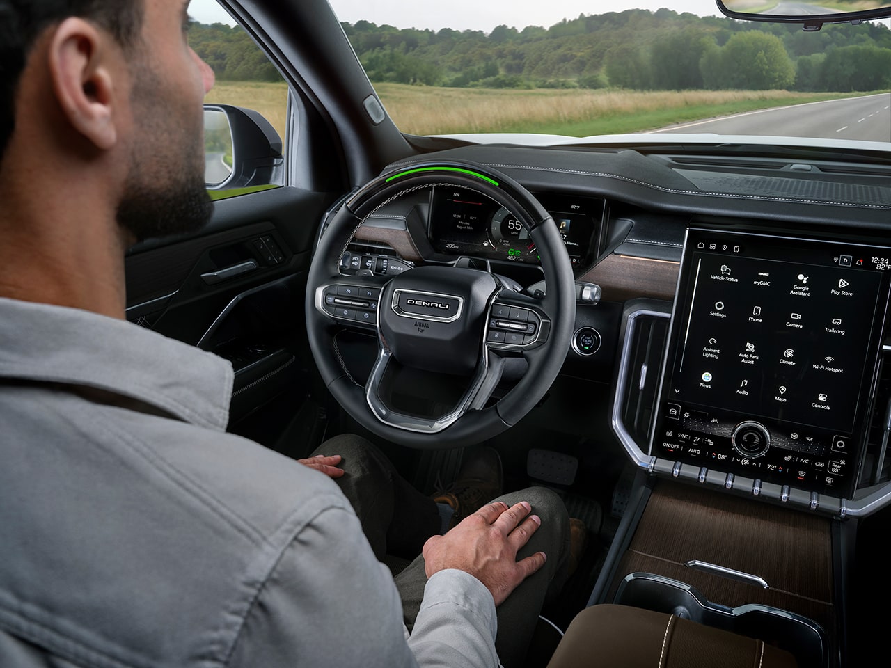 Une personne utilise la technologie d’aide à la conduite mains libres Super Cruise du GMC Acadia Denali Ultimate 2026.