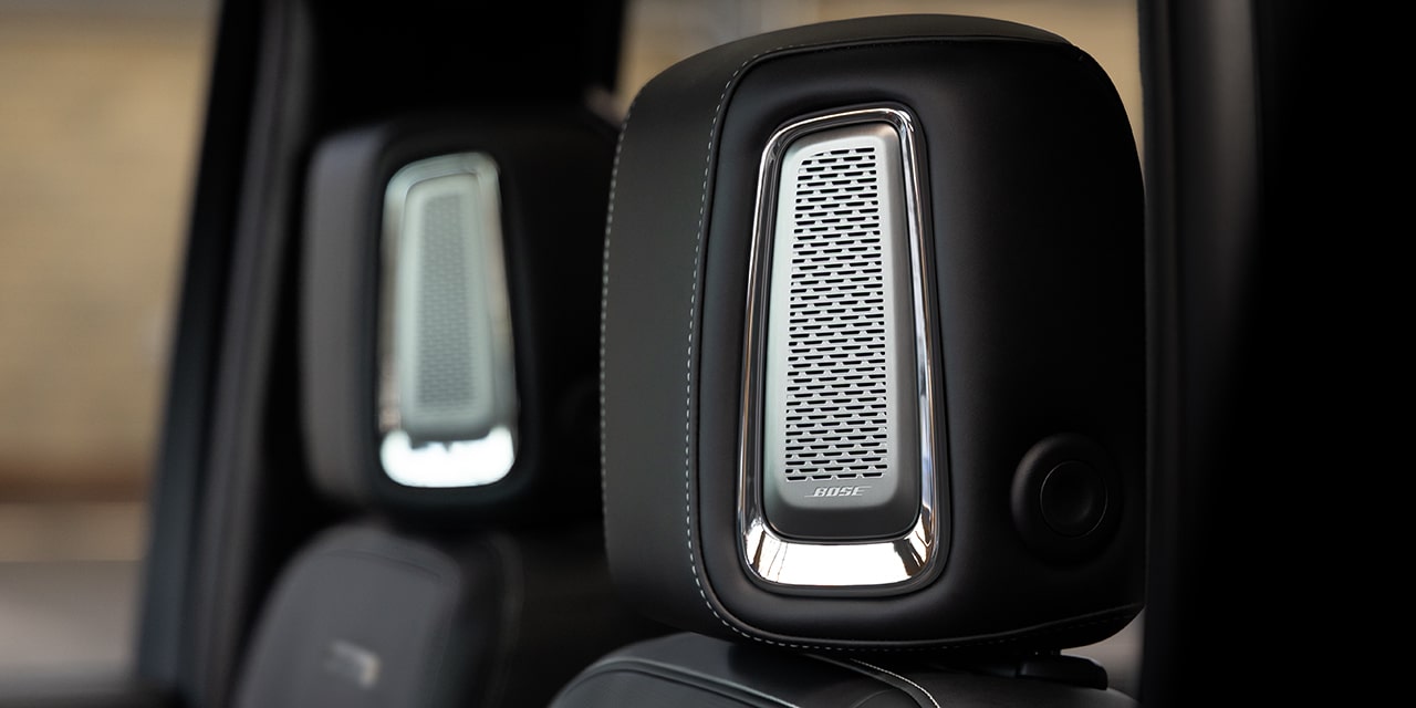 Vue rapprochée des haut-parleurs Bose haut de gamme pour appuie-tête de la prochaine génération GMC Sierra 1500 2027.