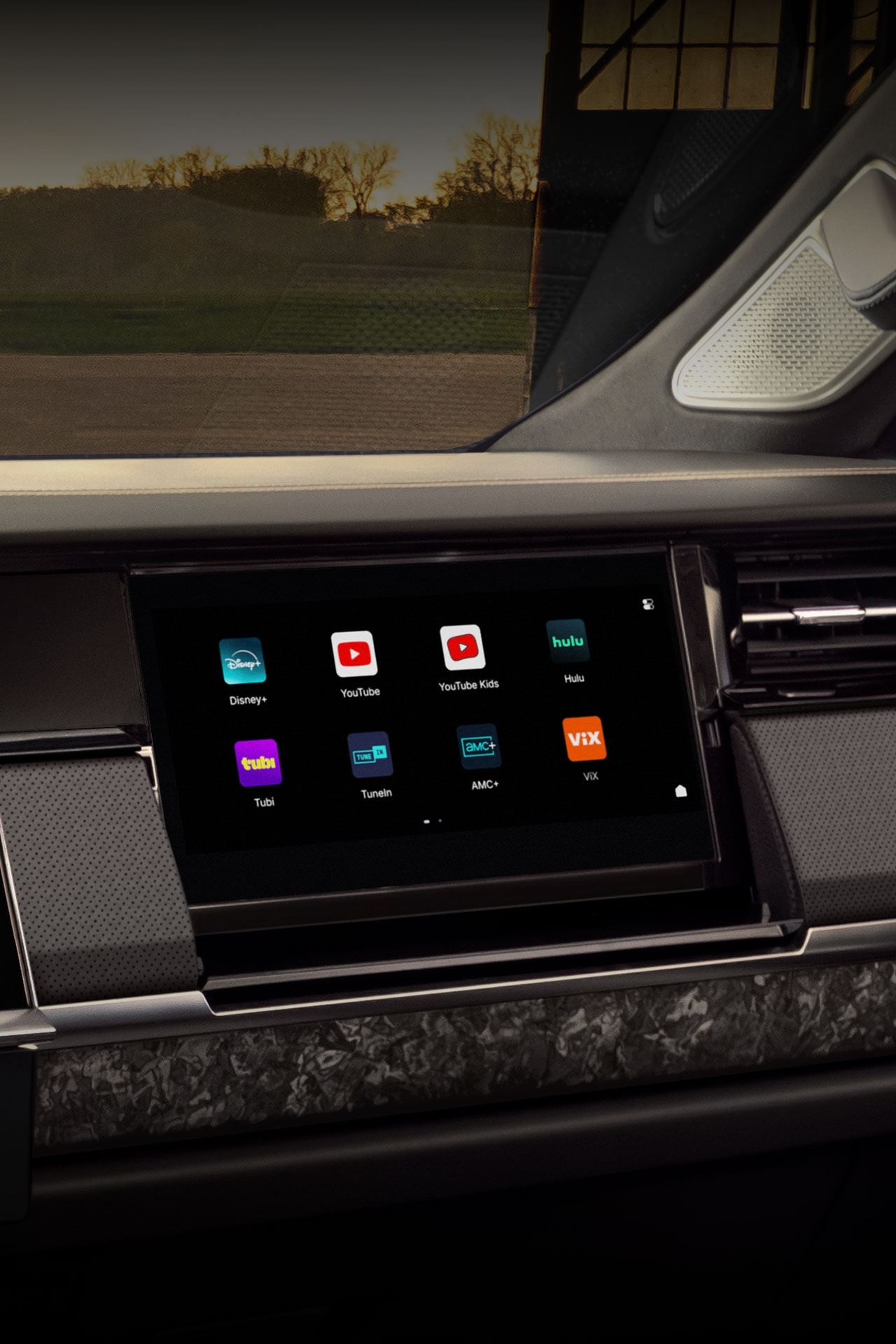 Vue rapprochée de l’écran tactile du passager avant de la prochaine génération de la GMC Sierra 1500 2027.