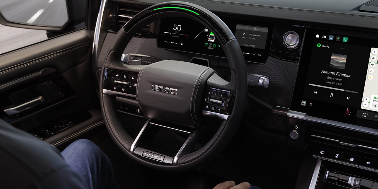 Un conducteur utilisant la technologie Super Cruise du GMC Sierra 1500 2027 de nouvelle génération.