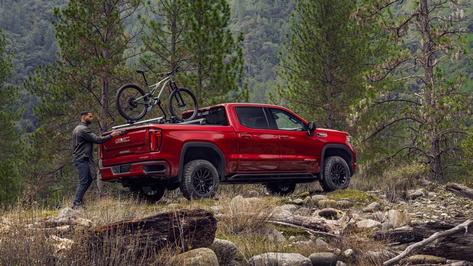 Side profile view of the 2022 Sierra AT4 carrying a bike.