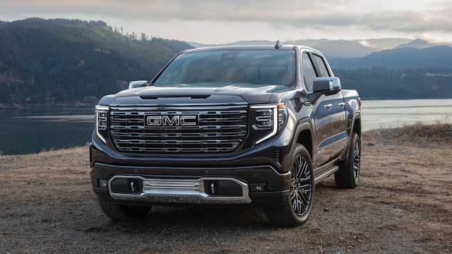 Vue latérale avant du GMC Sierra 2022.