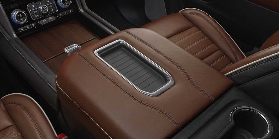 Console centrale coulissante à commande électrique du GMC Yukon Denali Ultimate 2023.