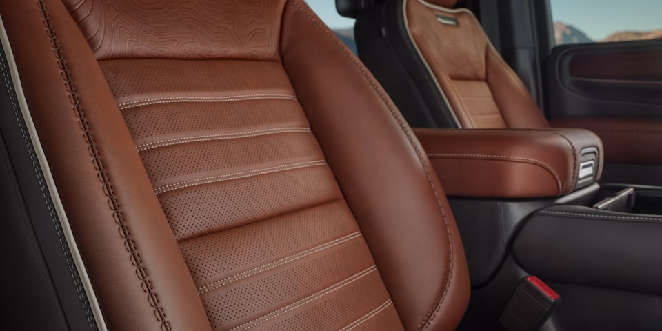 Sièges avant à réglage électrique en 16 sens avec fonction de massage, chauffants et ventilés du GMC Yukon Denali Ultimate 2023.