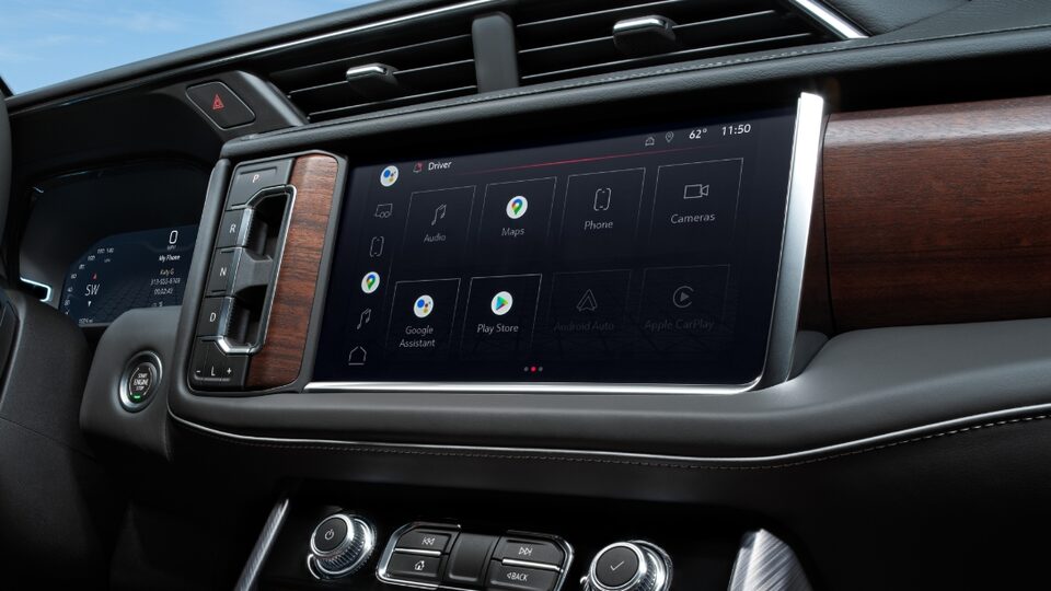 Grands écrans du GMC Yukon Denali Ultimate 2023.