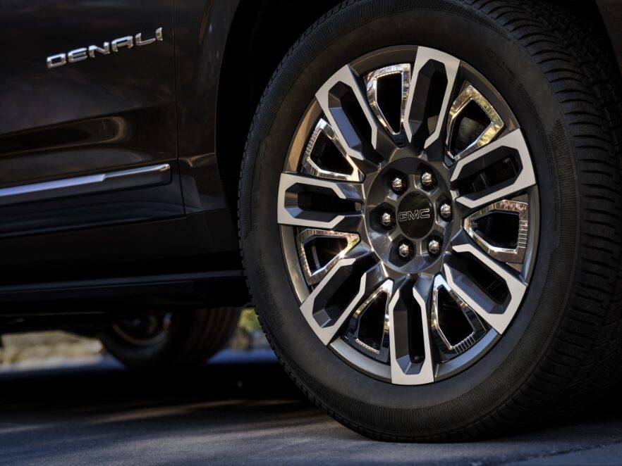 Roues au fini usiné ultra-brillant du GMC Yukon Denali Ultimate 2023.