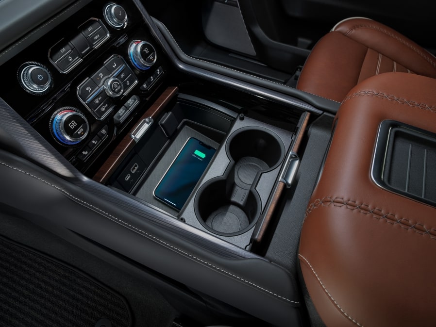 Recharge sans fil du GMC Yukon Denali Ultimate 2023.