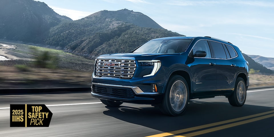 Vue latérale avant du GMC Acadia 2025 en mouvement seul.