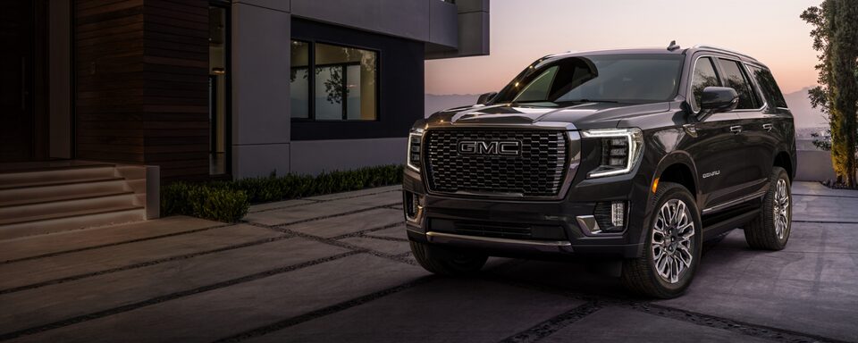Vue avant du GMC Yukon Denali Ultimate 2023.
