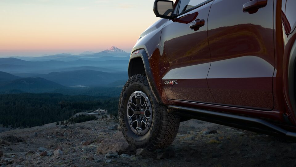 GMC Canyon 2023 : vue du côté conducteur de l’extérieur.