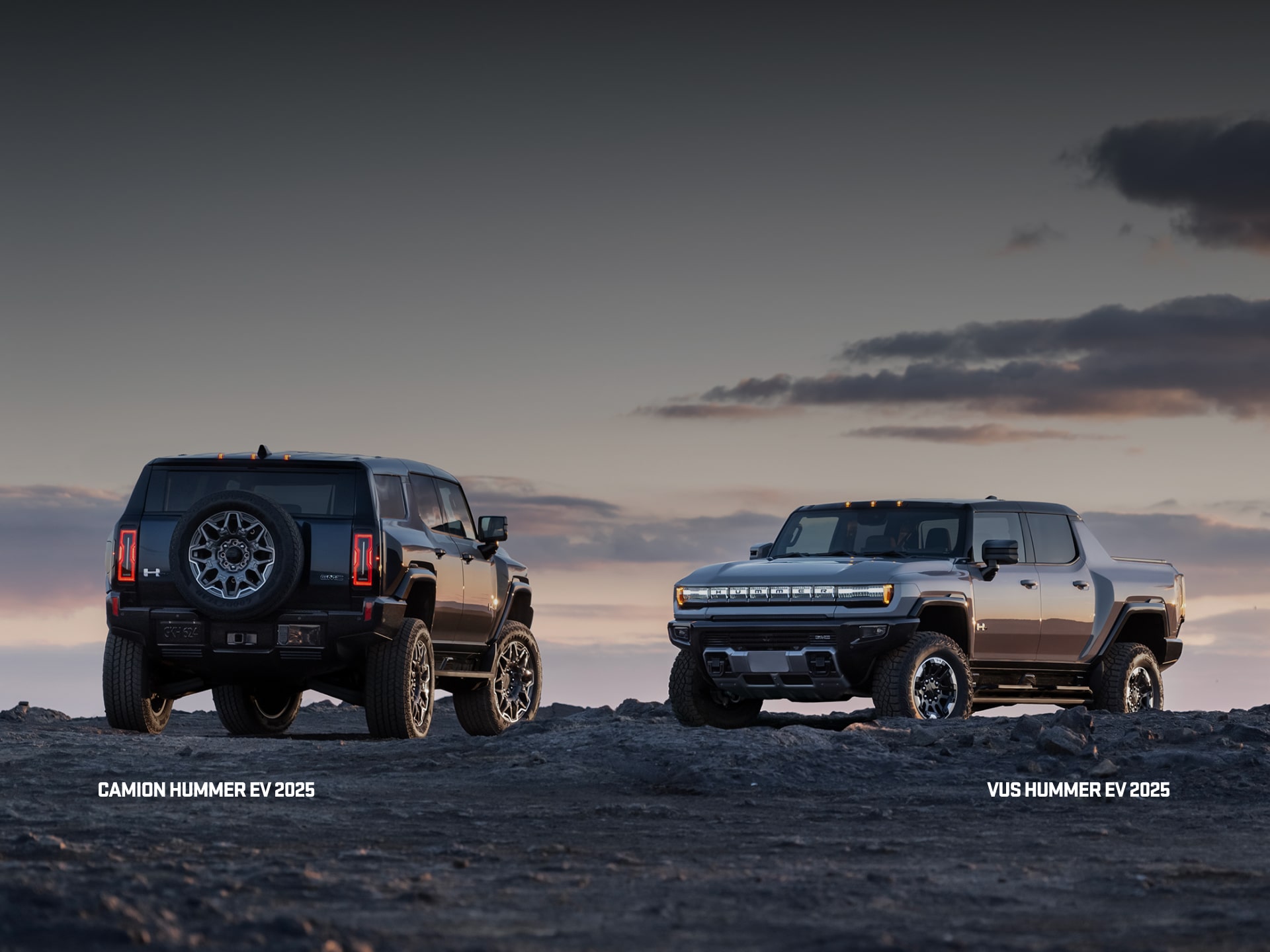 Vue latérale avant du VUS GMC Hummer EV 2026 en mouvement seul sur la route.