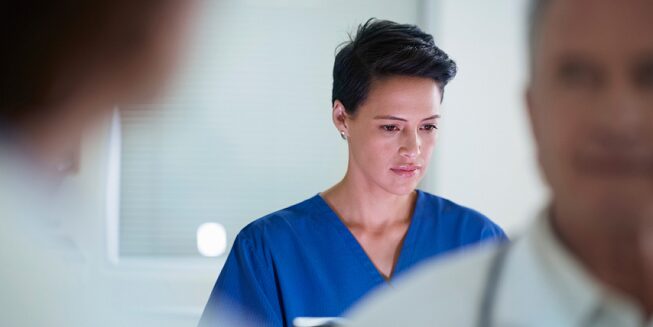 Une travailleuse de la santé admissible au programme Héros de GM.