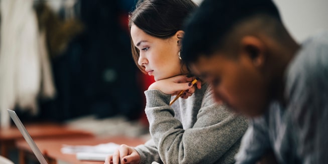 Deux jeunes admissibles au programme de boni GM pour étudiants en train d’étudier pour un examen.