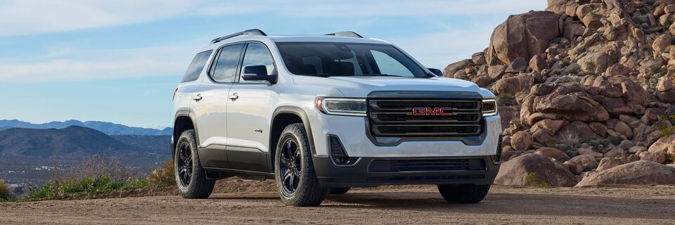 GMC Sierra AT4 2023 stationné sur une colline.