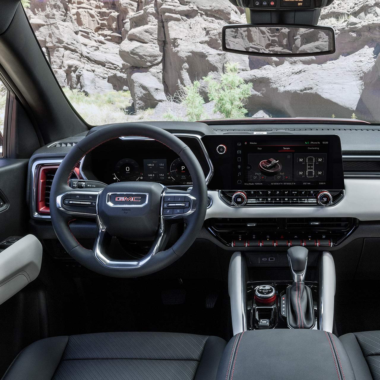 Le volant et l’écran du système d’infodivertissement du pick-up GMC Canyon vus par le conducteur.