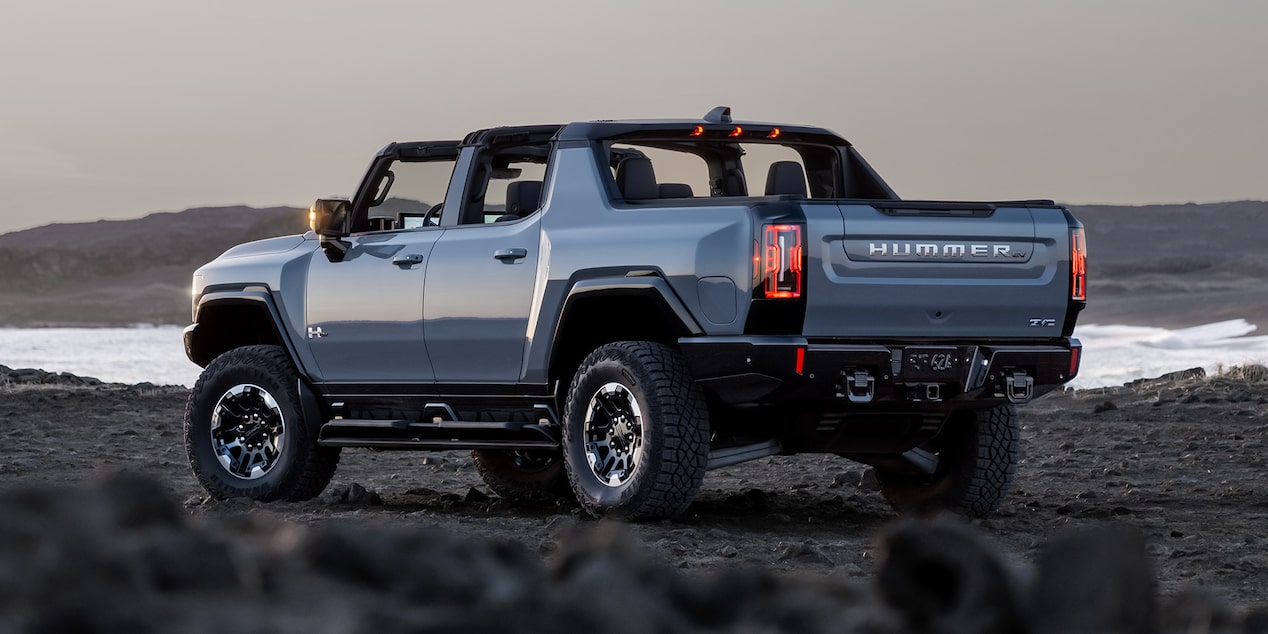 Vue latérale arrière du camion GMC HUMMER EV stationné à la plage.