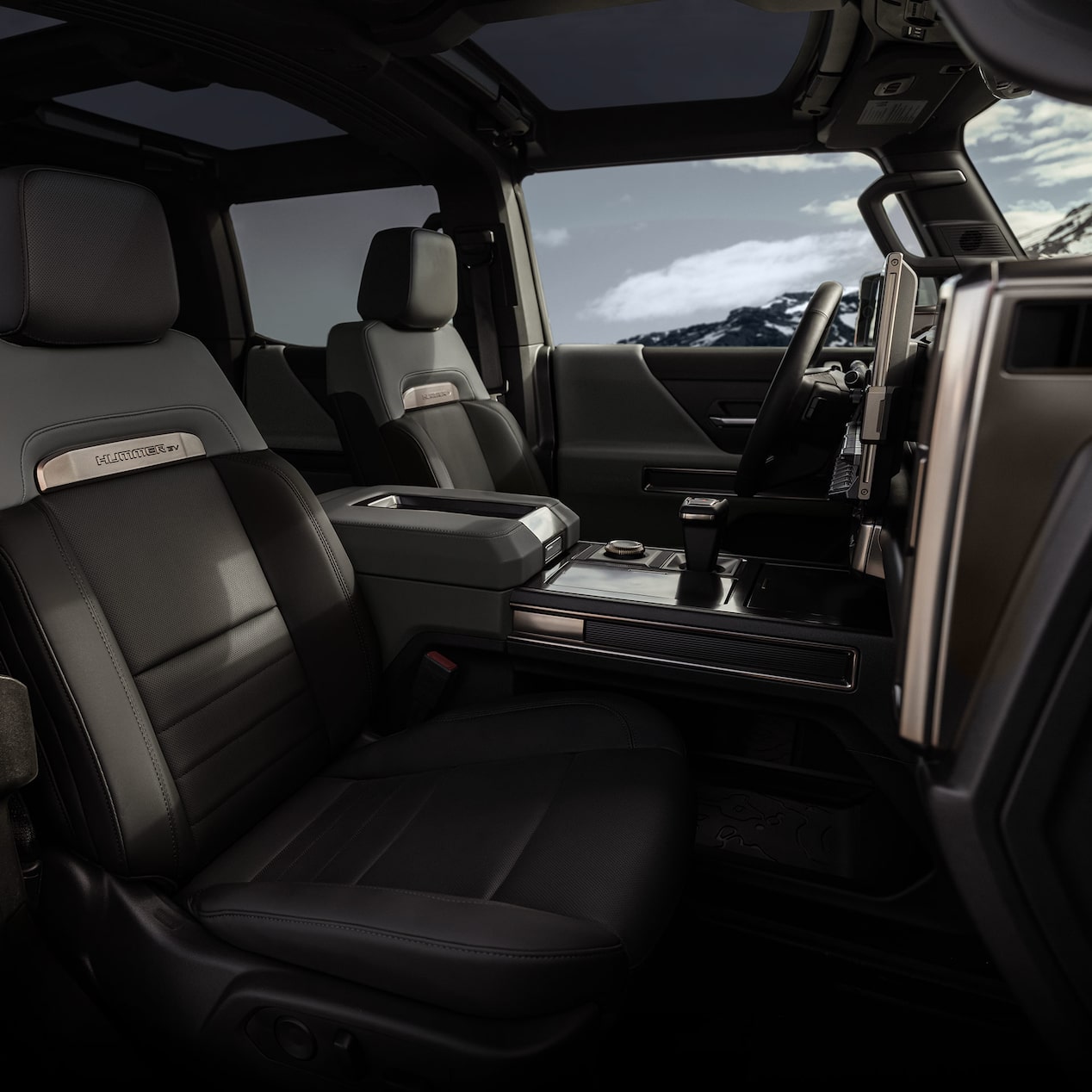 Le volant et l’écran du système d’infodivertissement du camion électrique GMC HUMMER vus par le passager avant.