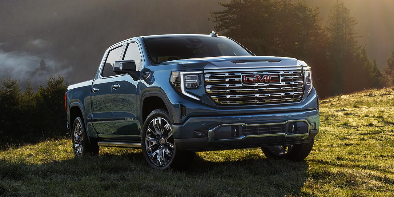 Le camion pleine grandeur GMC Sierra 1500 stationné dans une vallée verdoyante.