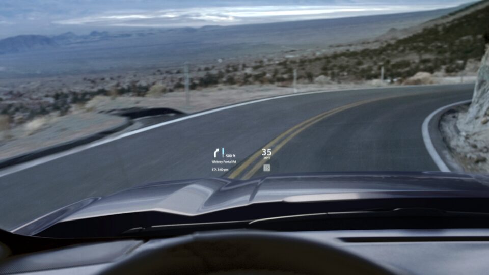 Dispositif de visualisation tête haute en couleur du GMC Sierra 1500.