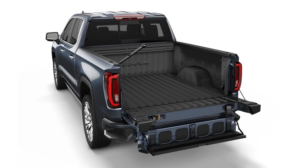 Le hayon ouvert du GMC Sierra 1500 2019 se déplie pour former un marchepied.
