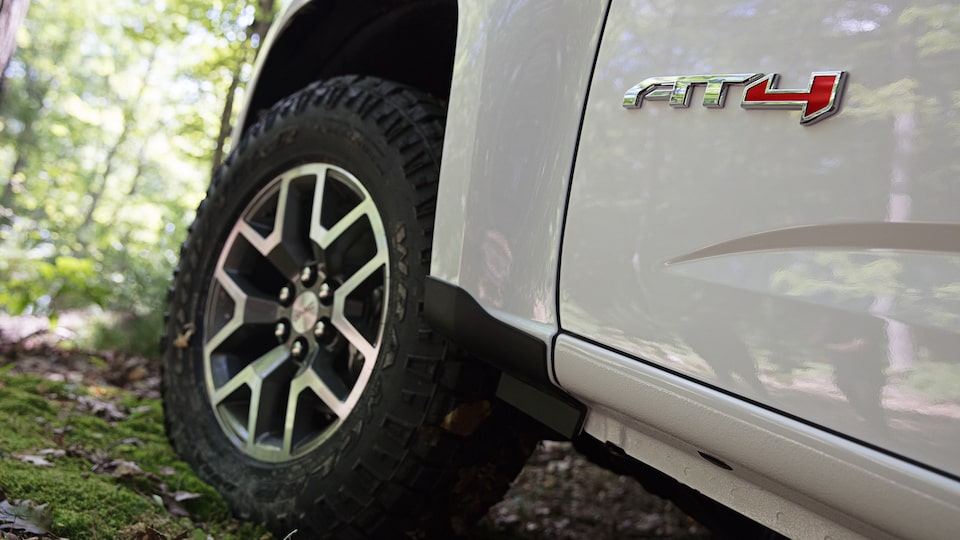 GMC Canyon AT4 2022 équipé de roues.