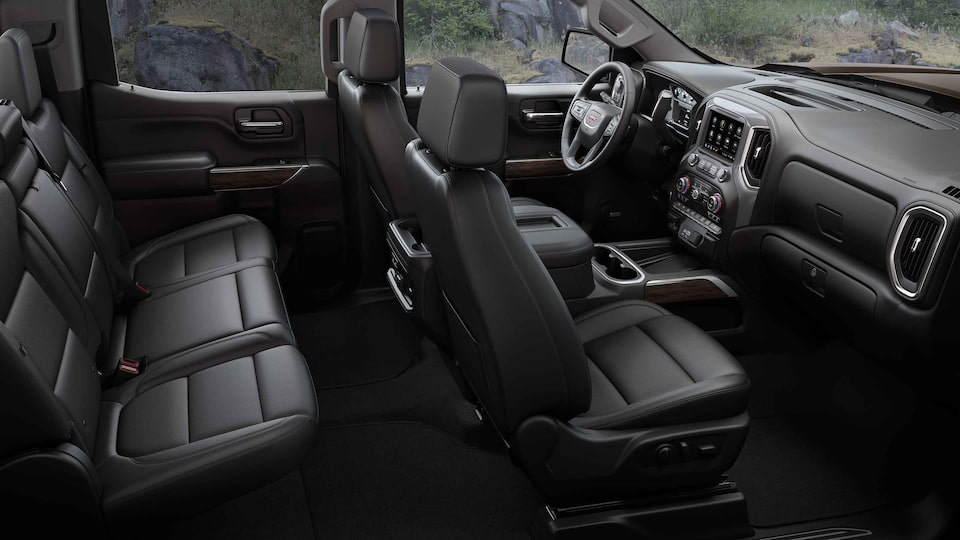 Vue de profil des sièges intérieurs du GMC Sierra 1500 2022.
