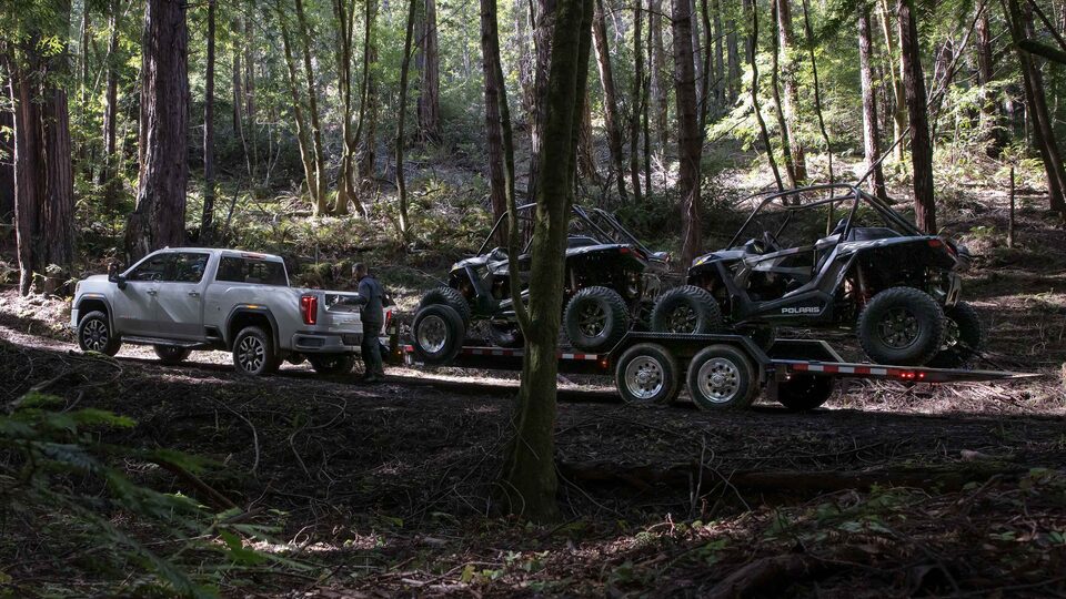 GMC Sierra HD AT4 2023 : remorquage tout-terrain.